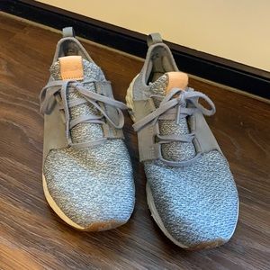 Grey/white new balance tennis shoes